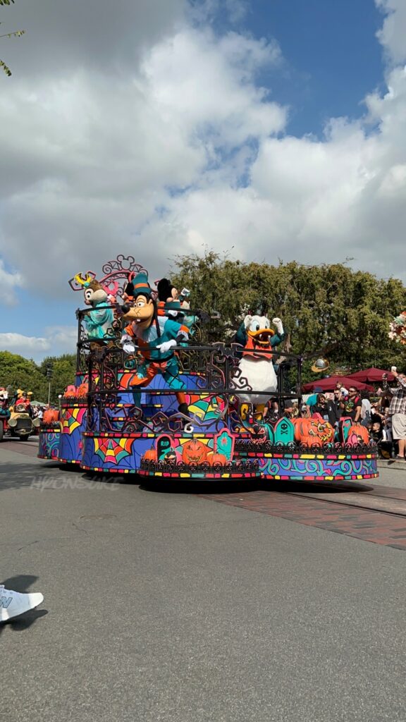 ハロウィン期間限定のパレード「Mickey and Friends Halloween Cavalcade(ミッキー＆フレンズハロウィンカバルケード)」