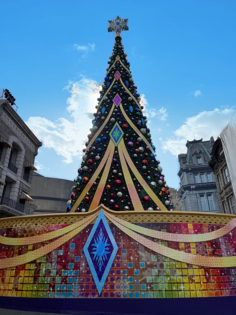 USJ　クリスマスツリー　「NO LIMIT!パーティツリー」