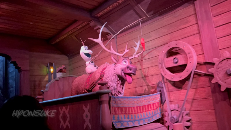 ワールドオブフローズン(World Of Frozen)アトラクション「ワンダリング・オーケンズ・スライディング・スレイ(Wandering Oaken’s Sliding Sleighs)」