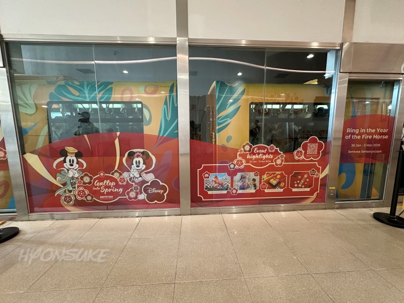 セントーサ島　モノレールのディズニー装飾(旧正月ver)